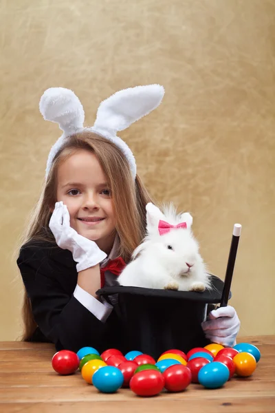 Młody czarodziej po pomyślnie conjuring Wielkanoc królik — Zdjęcie stockowe