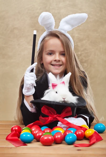 Conjuring the easter rabbit — Stock Photo, Image