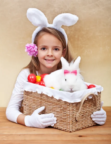 Menina feliz primavera com cesta de Páscoa — Fotografia de Stock