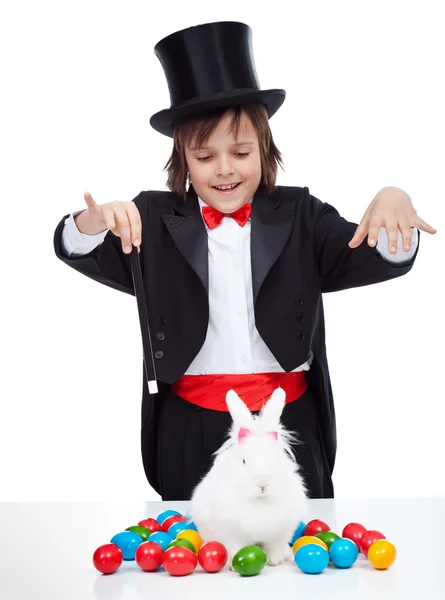 Chłopiec młody czarodziej wykonujący trik Wielkanoc — Zdjęcie stockowe