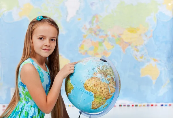 Het vinden van een interessante plek op de wereldbol — Stockfoto