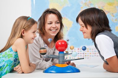 Çocuklar eğleniyor güneş sistemi eğitim