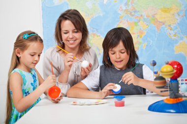 Fen dersinde güneş sistemi maketi yapma çocuklar-
