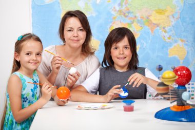Bilim ve sanat - güneş sistemi maketi yapma çocuklar