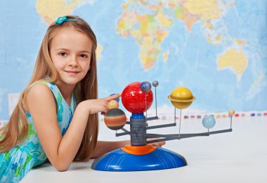 Genç kız çalışma güneş sistemi fen bilgisi dersinde