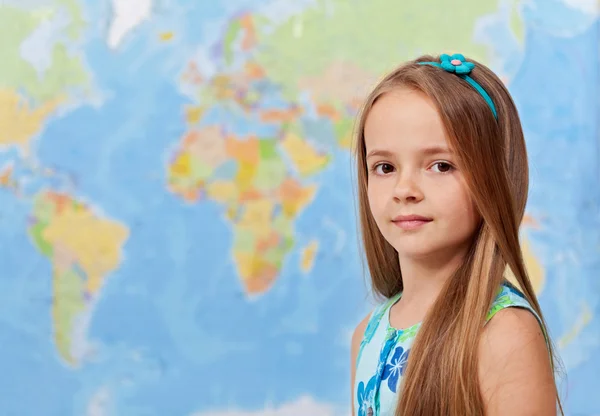 Chica joven en frente del mapa del mundo —  Fotos de Stock