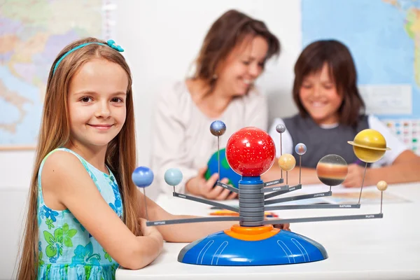 География - маленькая девочка, изучающая солнечную систему — стоковое фото