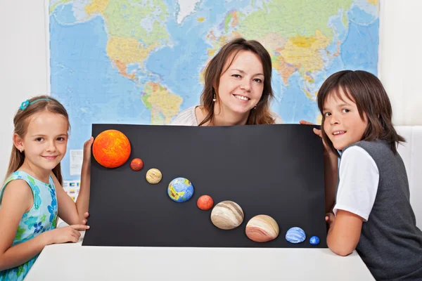 Kids with their science teacher showing their project-focus on t — Stock Photo, Image