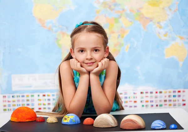 Маленька дівчинка на уроці початкової науки зі своїм домашнім проектом — стокове фото