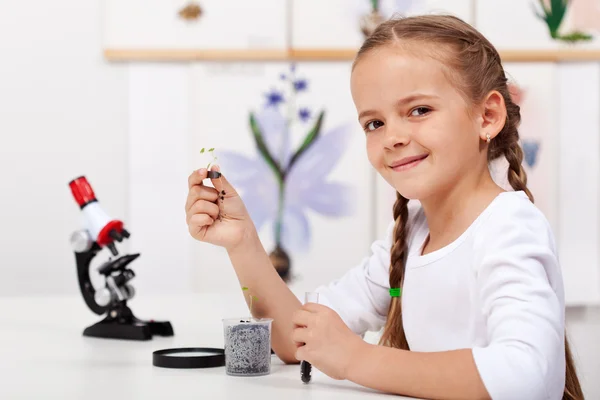 若い女の子が生物学のクラスで植物を勉強します。 — ストック写真