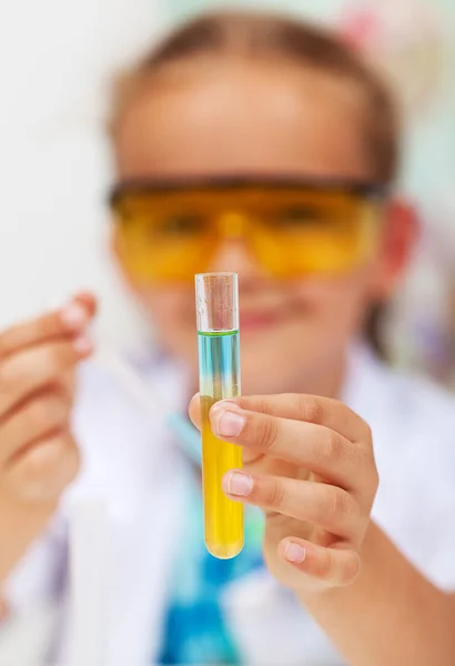 Basic chemistry experiment in elementary school — Stock Photo, Image