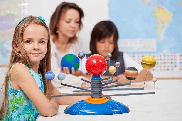 As crianças estudam o sistema solar sob sua supervisão de professores — Fotografia de Stock