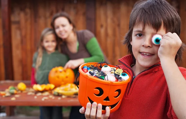 Familia preparándose para el halloween — Foto de Stock