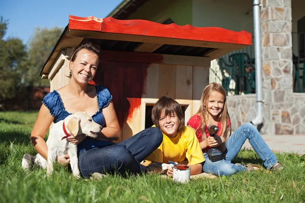 Family preparing the doghouse for the new family member — Stock Photo, Image