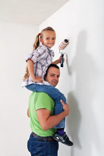 Father and daughter painting the room together — Stock Photo, Image