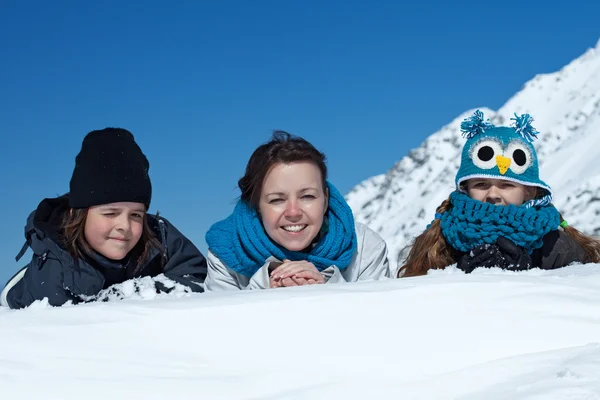 Heureuse famille dans la neige - portrait — Photo