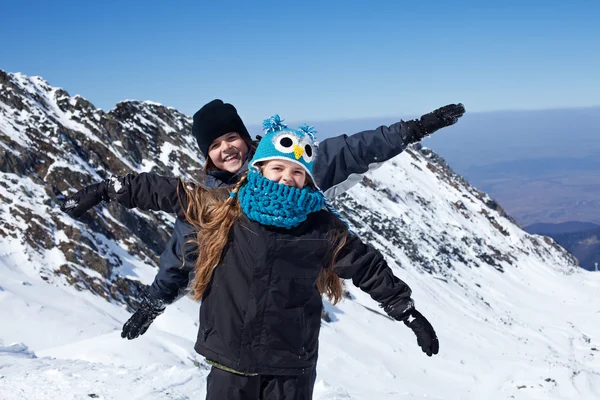 Des enfants heureux au sommet de la montagne — Photo