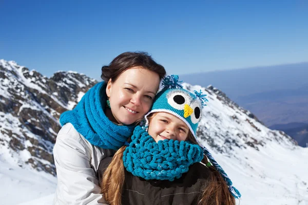 Mulher e menina retrato em um topo de montanha — Fotografia de Stock