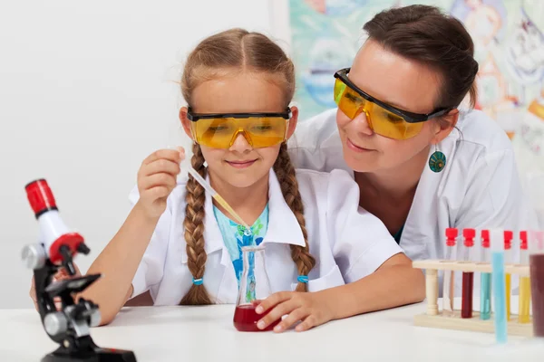 Professor supervisionando a experiência química na aula de ciências — Fotografia de Stock