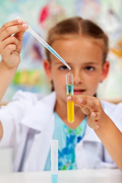 年轻的化学家-在科学课中的小女孩 — 图库照片