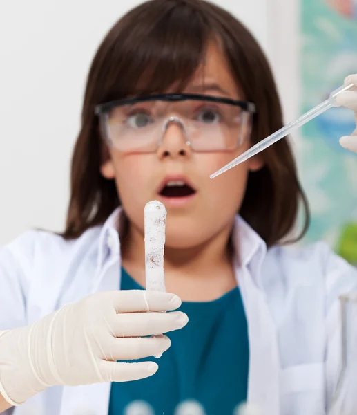 Genç çocuk bir kimyasal deney yapıyor — Stok fotoğraf