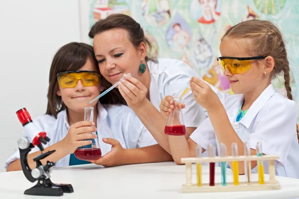 Expériences chimiques à l'école primaire — Photo