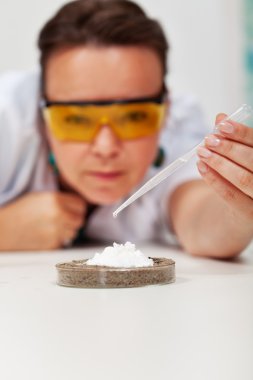 Basit kimyasal deney gösteren öğretmen