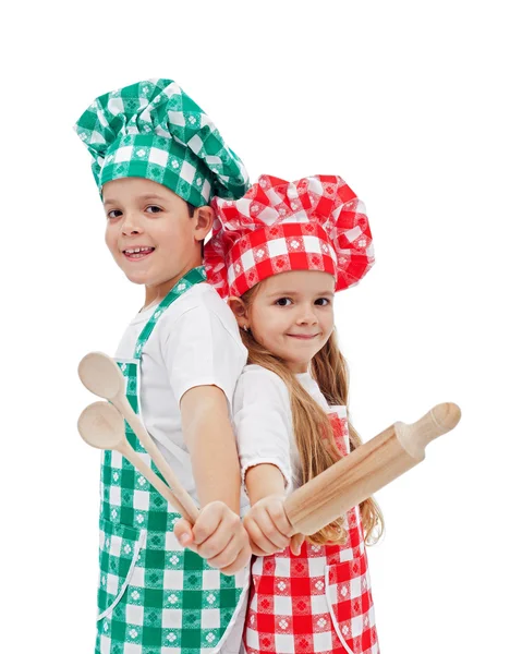 Chefs felizes com utensílios de madeira — Fotografia de Stock