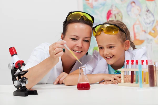 Joven estudiante y profesor en clase de ciencias — Foto de Stock