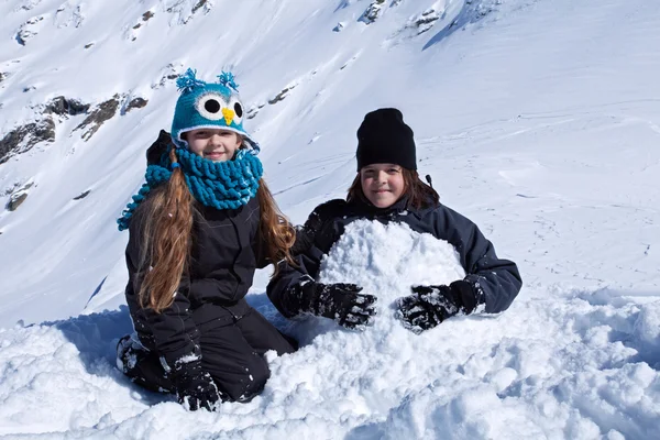 Crianças brincando na neve — Fotografia de Stock