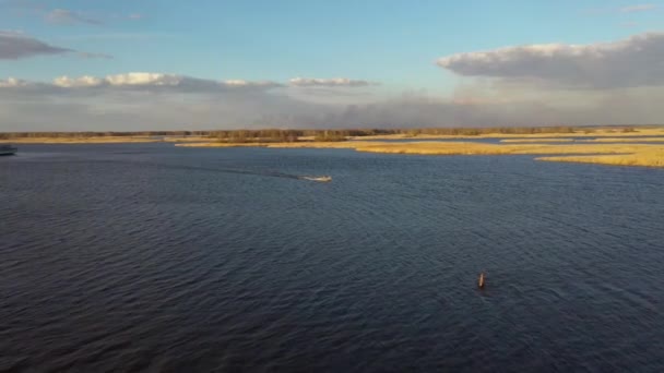 Bateau de pêche fonctionne à un grand lac. Drone air shot — Video