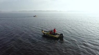 Büyük su deposunda motorlu balıkçı tekneleri