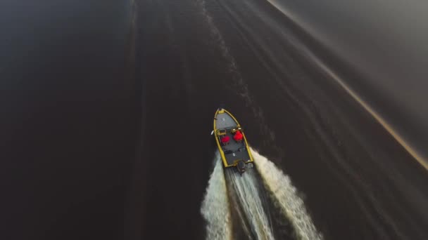 Vue d'en haut à deux bateaux de pêche rapides. Drone shot. — Video