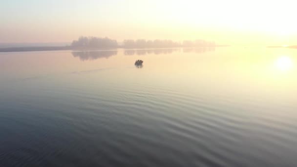 Pequeño barco en el río en la luz del atardecer — Vídeo de stock