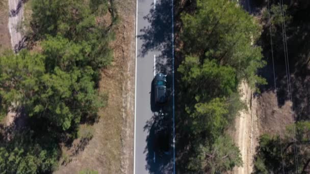 Auto con una barca a motore al rimorchio sulla strada nel bosco — Video Stock