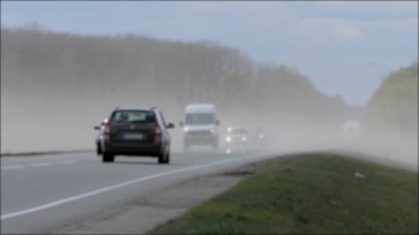 Zand storm en auto rijden op de weg — Stockvideo