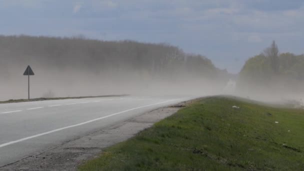 Tempestade de areia e sinal de trânsito na estrada — Vídeo de Stock