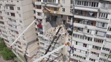 Savaş ve vatandaşların mağdurları. Oturma odasında bomba patladı..