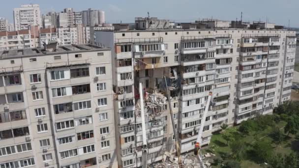 Bomba de gás destruiu grande casa viva no centro da cidade. — Vídeo de Stock