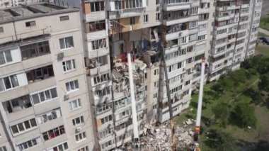 Evdeki patlamadan sonra harabeler. Savaş sahnesi