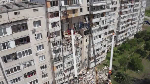 Trümmer nach Explosion in dem Haus. Kriegsschauplatz — Stockvideo