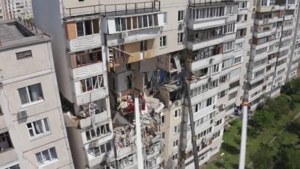 Землетрясение разрушило жилой дом. Спасательная операция. — стоковое видео