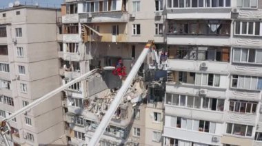 Gaz bombası patlaması sonrası hasar gören ev yapımı ve kurtarma operasyonlarının geçmişi.