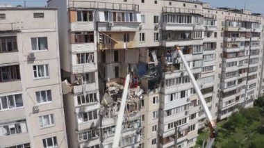 Gaz patlaması sonrası bina yıkım operasyonu.