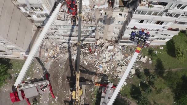 Montaje de grúas cerca de edificio destruido tras explosión de bomba — Vídeo de stock