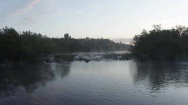 Sabahın erken saatlerinde insansız hava aracı uçuşunda küçük bir nehir dönüşü..