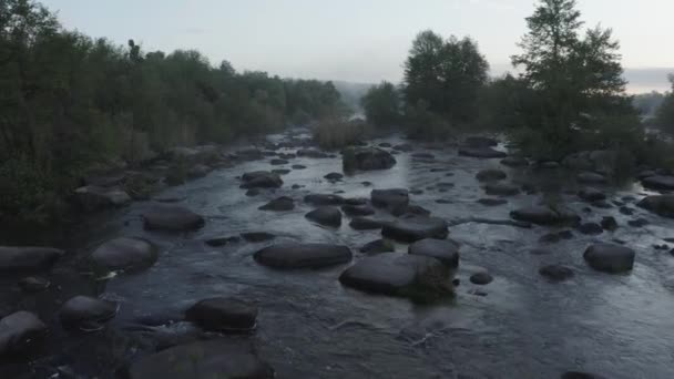 Zuidelijke Buh rivier. Drone luchtbeelden in de vroege lente ochtend — Stockvideo