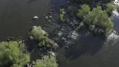 Rock Roll 'a karşı Wild River Strean' i izleyin. İHA hava atışı