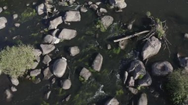 Kayalık nehrin ana akışı. Drone hava görüntüsü.