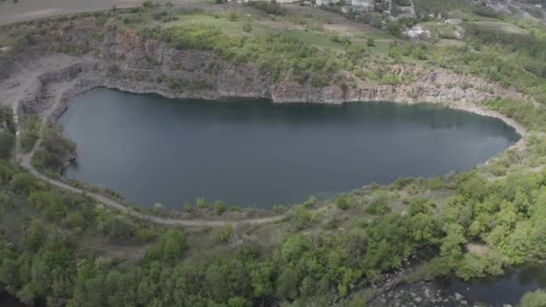 Lago de granito cantera con una gran cantidad de árboles verdes alrededor — Vídeos de Stock